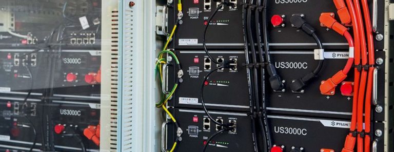 Baterie pro fotovoltaiku: co jsou mýty, co marketing a na co si při výběru dávat skutečný pozor?